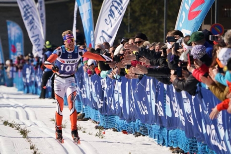 Iivo Niskanen tackar publiken på upploppet i Levi. FOTO: Magnus Östh.