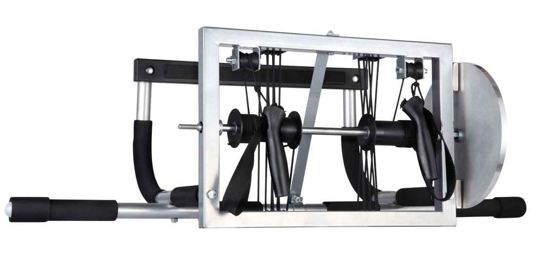 Inski XC Trainer är fäst på en pull-up bar som man fäster på ett lätt sätt i en dörrkarm. FOTO: Inski.