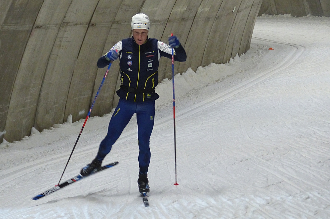 Jens &auml;r tillbaka p&aring; skidor och n&auml;stan i full tr&auml;ning efter ryggoperationen. FOTO: Johan Trygg/L&auml;ngd.se.