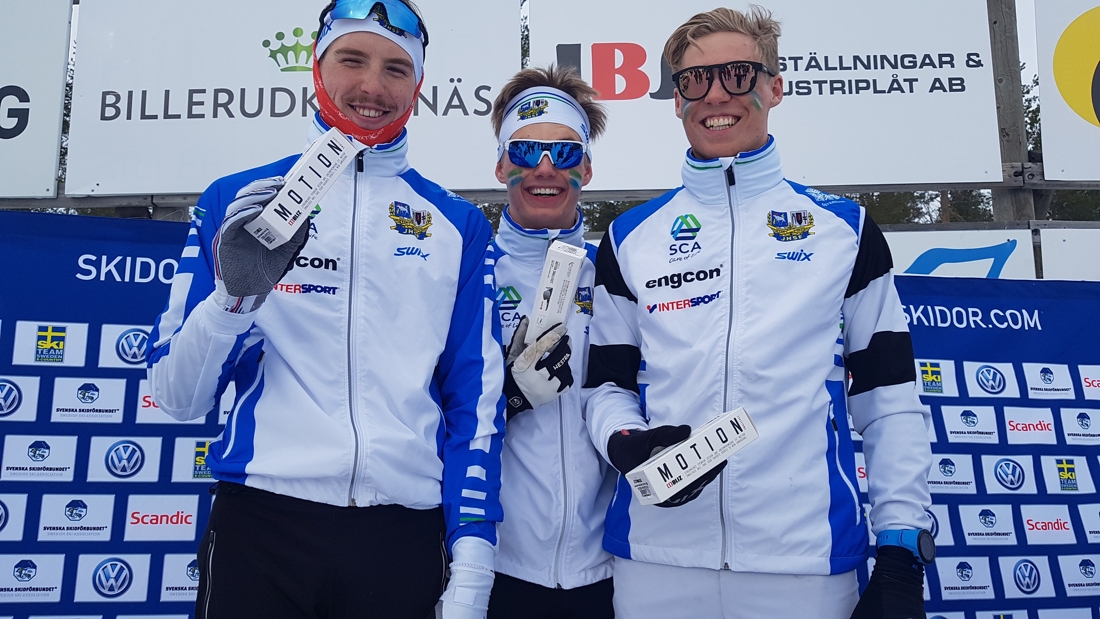 J&auml;mtland/H&auml;rjedalens segrande lag i herrarnas distriktsstafett: William Poromaa, Ossian Rosenberg och slutmannen Axel Aflodal. FOTO: Svenska skidf&ouml;rbundet.