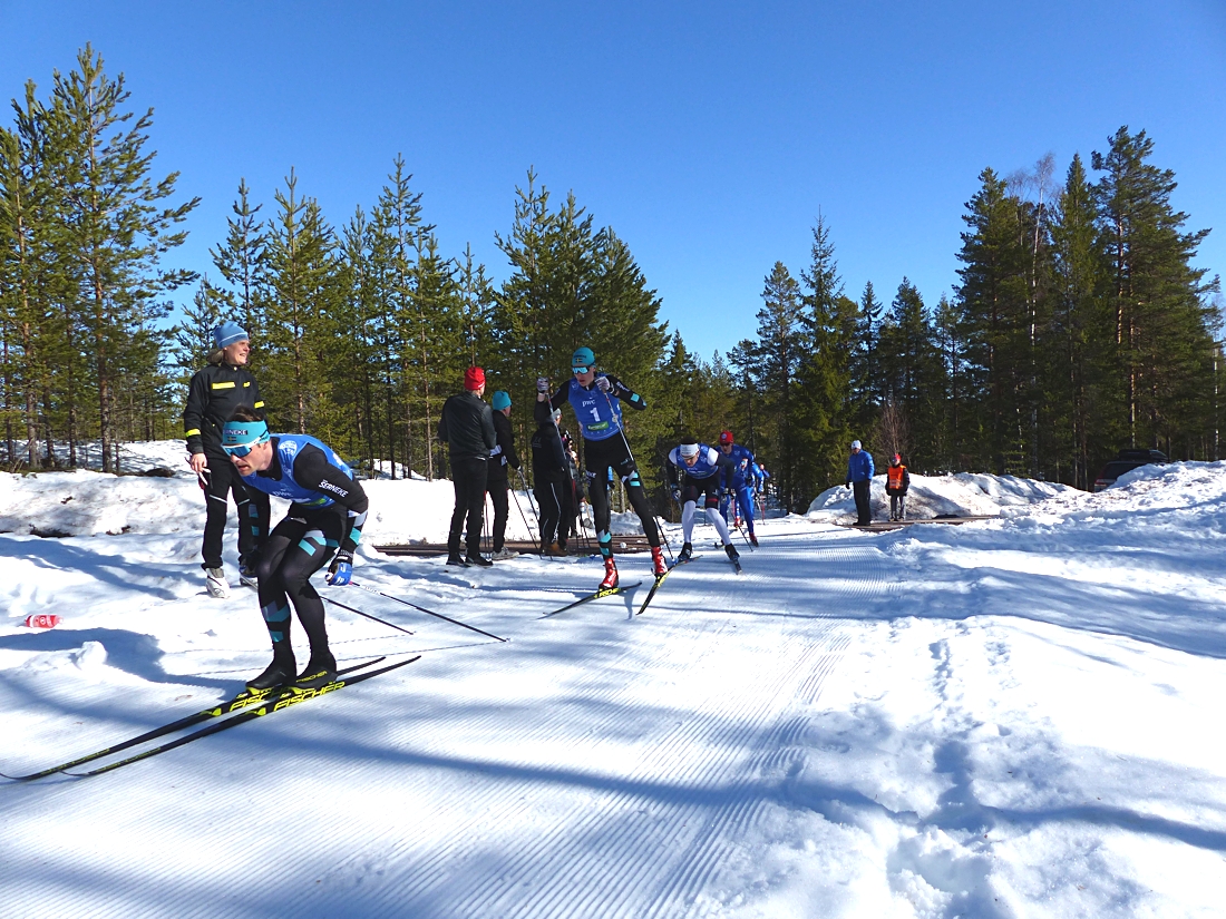 Jimmie Johnsson drar t&auml;tklungan vid passering S&aring;gdamsv&auml;gen n&auml;rmast f&ouml;re Pontus Nordstr&ouml;m och Rikard Tynell. FOTO: Johan Trygg/L&auml;ngd.se.
