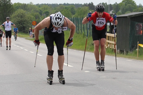John Wiklund har greppet f&ouml;re Jonas B&ouml;hlmark strax f&ouml;re m&aring;llinjen. I bakgrunden skymtar trean Fredrik Wallstr&ouml;m. FOTO: Rullskidgalejet.