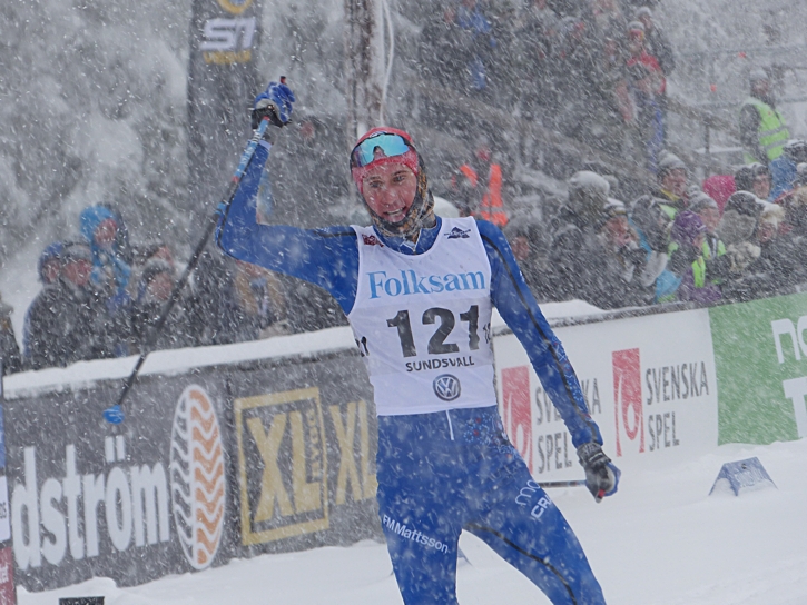 Jonas Eriksson jublar åt SM-silver. FOTO: Johan Trygg/Längd.se.