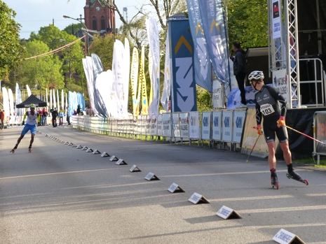 Vart tog du vägen undrar Jostein Olafsen när han vänder sig om mot Emanuel Becchis som föll i finalen. FOTO: Johan Trygg/Längd.se.