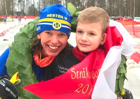 Johanna Sundström, Hestra IF med kransapajen Simon Westh. FOTO: Arrangören.