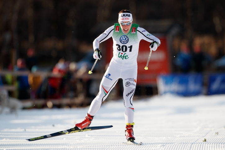 Charlotte Kalla spurtar mot mål men fick ge sig med 2,6 sekunder mot Ebba Andersson. FOTO: Johan Axelsson/Bildbyrån.