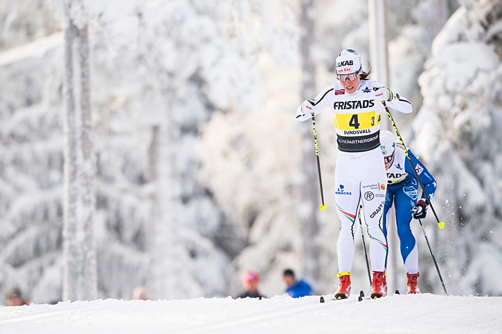 Charlotte Kalla drar före Jonna Sundling. FOTO: Simon Hastegård/Bildbyrån.