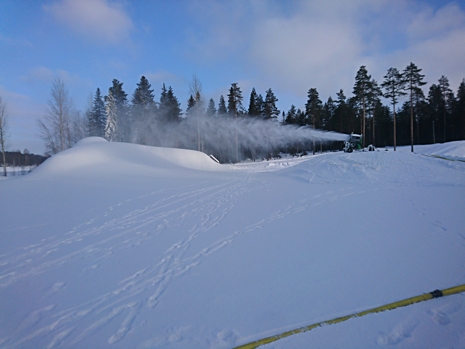 I Umeå tar man inte för givet att det blir en bra snövinter även nästa år. Snökanonerna går för fullt nu. FOTO: IFK Umeå.
