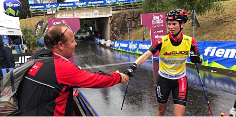 Kari Vikhagen Gjeitnes slutade fyra men tog hem totalsegern. H&auml;r gratuleras hon av teamchefen Magnar Dalen. FOTO: World Classic Tour.