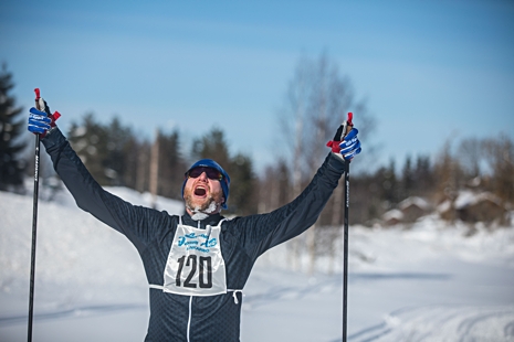 Karl Tiselius jublar efter genomförda fem mil. FOTO: www.adamediamedmera.se