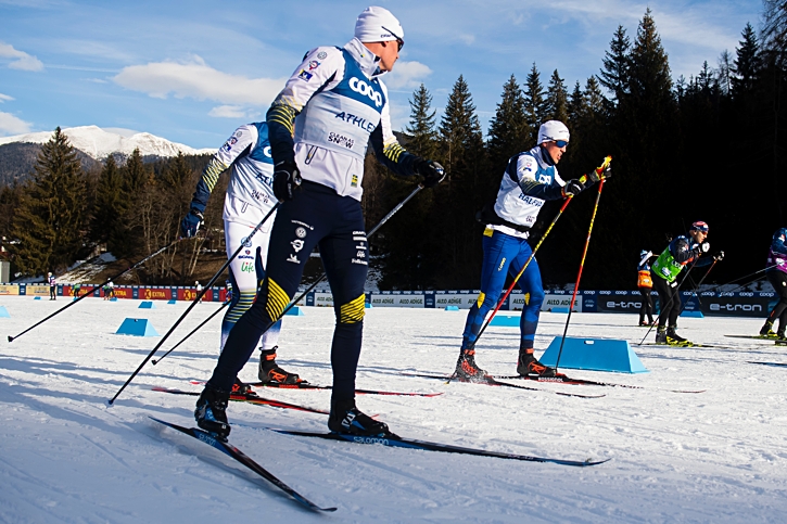 Karl Johan Westberg, Teodor Peterson (skymd) och Calle Halfvarsson g&ouml;r sig redo f&ouml;r l&ouml;rdagens sprint i Toblach som inleder Tour de Ski. FOTO: Fredrik Varfjell/Bildbyr&aring;n.