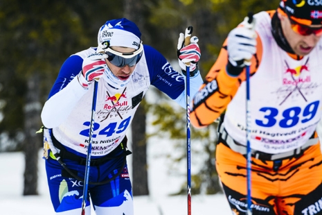 Klas Nilsson och Kjetil Hagtvedt Dammen stakar på under förra årets lopp. FOTO: Red Bull Nordenskiöldsloppet.
