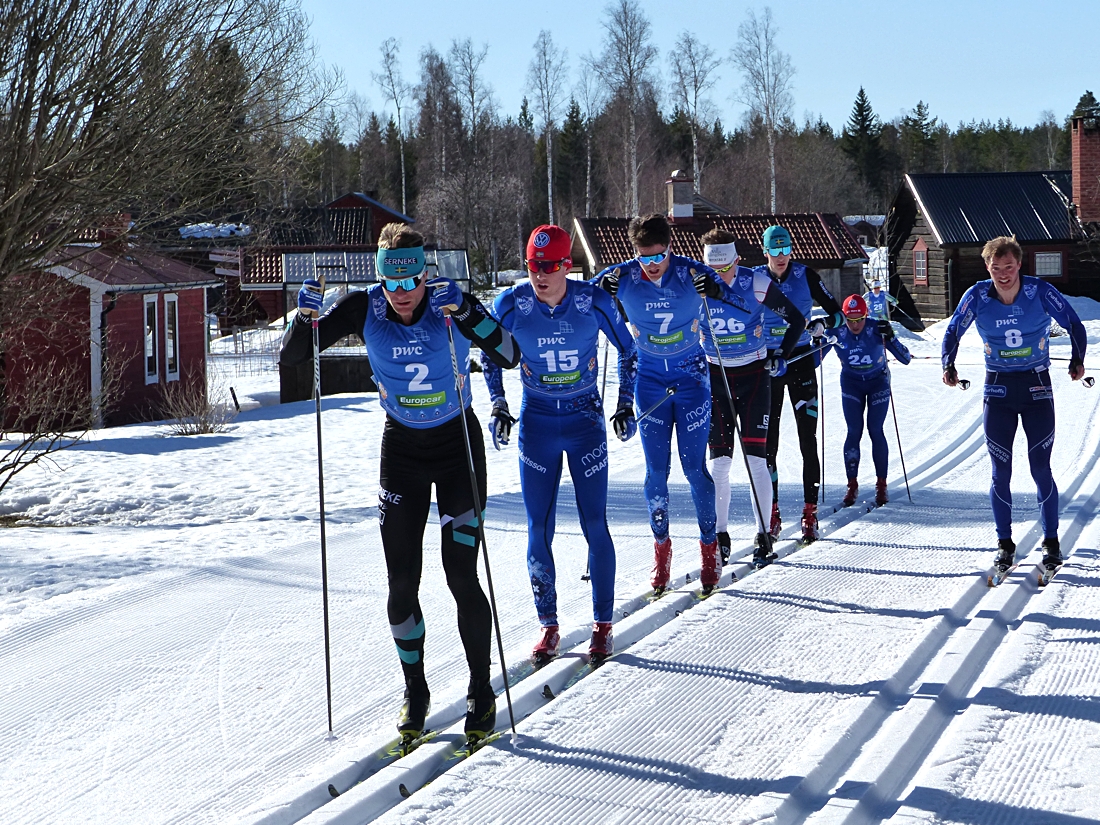 Jimmie Johnsson anf&ouml;r t&auml;tklungan i Eldris f&ouml;re hemma&aring;karen Garbriel H&ouml;jlind som blev trea. Axel Bergsten som slutade trea ligger i v&auml;nstersp&aring;ret. FOTO: Johan Trygg/L&auml;ngd.se.