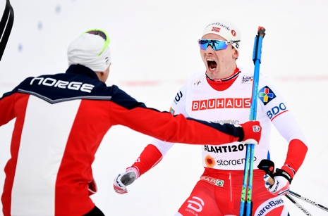 Finn H&aring;gen Krogh skriker ut sin gl&auml;dje n&auml;r han m&ouml;ts av Niklas Dyrhaug vid m&aring;llinjen. FOTO: Carl Sandin/Bildbyr&aring;n.