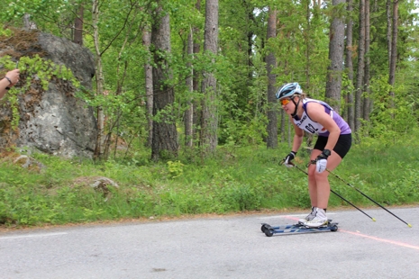 Lisa K Svensson p&aring; v&auml;g mot en komfortabel seger. FOTO: Rullskidgalejet.