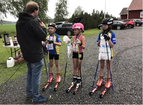Lidk&ouml;pings VSK:s egna ungdomar Bj&ouml;rn Johansson, Stella Wilhelmsson och Anna Johansson efter m&aring;lg&aring;ng p&aring; R&aring;darullen. FOTO: Lidk&ouml;pings VSK.