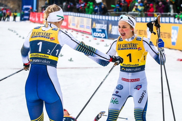 Du gjorde det! Stina Nilsson skriker ut sin gl&auml;dje n&auml;r Maja Dahlqvist avgjort teamsprinten. FOTO: GEPA pictures/Philipp Brem.