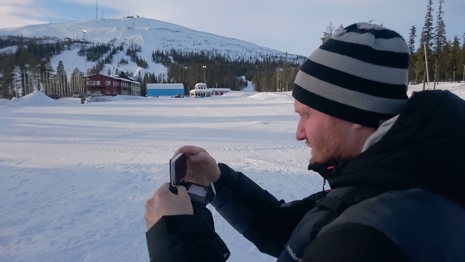 Mattias Pettersson, producent f&ouml;r Vinterstudion, p&aring; plats i G&auml;llivare f&ouml;r att reka inf&ouml;r n&auml;sta &aring;rs s&auml;songspremi&auml;r. 