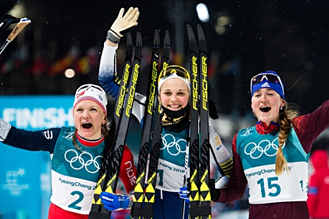 Lycklig medaljtrio: Maiken Caspersen Falla, silver, Stina Nilsson, guld och Yulia Belorukova, brons. FOTO: Carl Sandin/Bildbyrån.