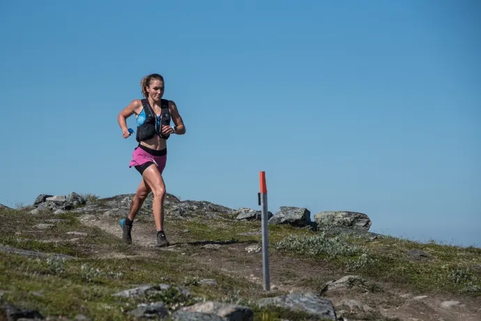 Moa Lundgren i ensamt majestät på fjället. FOTO: Fjällmaraton.