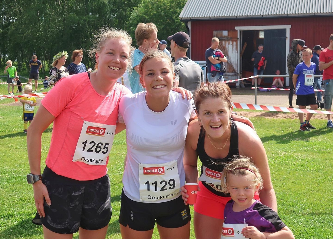 Topptre p&aring; damernas 6 kilometer. Fr.v. Trean Moa Larsson, ettan Johanna Hagstr&ouml;m och tv&aring;an Helene S&ouml;derlund. FOTO: Leif S&ouml;derlund.