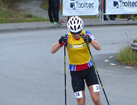 Moa Hansson p&aring; v&auml;g mot seger i damjuniorklassen. FOTO: Johan Trygg/L&auml;ngd.se.
