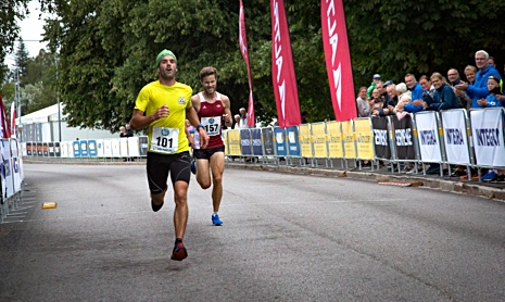 Franske längdåkaren Adrien Moguel spurtade in som stark tvåa på Trollhättan City Trail. FOTO: Alliansloppet Action Week.