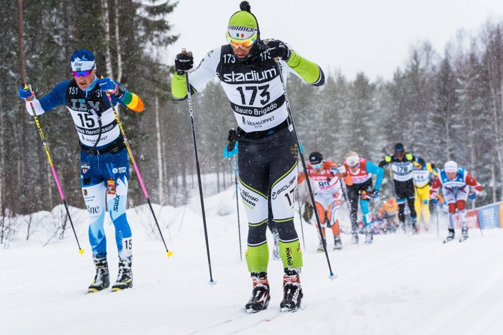 Niklas bredvid italienaren Mauro Brigado p&aring; v&auml;g in i Lundb&auml;cksbackarna. FOTO: Magnus &Ouml;sth.