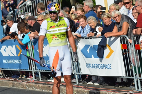En besviken Petter Northug rullade &ouml;ver m&aring;llinjen med kn&auml;ckt stav. FOTO: Johan Trygg/L&auml;ngd.se.