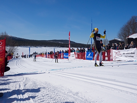 Andreas Nygaard spurtar hem segern närmast före Anton Karlsson. FOTO: Ulf Åkerlind.