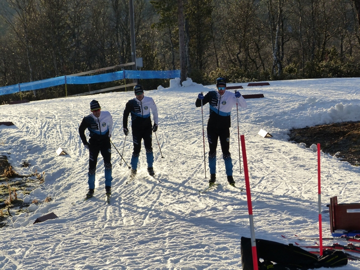 Det var fint väder under torsdagen när åkarna testade spår och valla. Men någon snö vid sidan av spåren finns inte. Här ser vi en trio Östersunds SK-åkare i farten. FOTO: Johan Trygg/Längd.se.