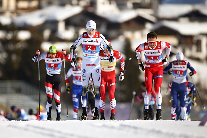 Oskar Svensson &aring;kte suver&auml;nt i sprintstafetten. Han ryckte ifr&aring;n Emil Iversen och &ouml;vriga f&auml;ltet p&aring; sin sista str&auml;cka. FOTO: GEPA pictures/CH Kelemen/Bildbyr&aring;n.
