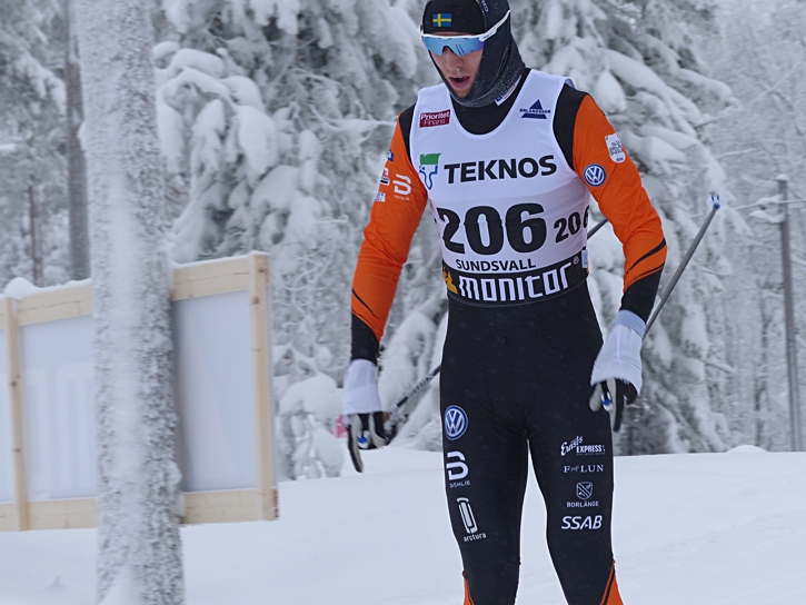 Daniel Rickardsson tror p&aring; Oskar Svensson som startman i det svenska stafettlaget p&aring; VM. Idag var Oskar n&auml;st snabbast p&aring; slutstr&auml;ckan. Halvminuten efter Daniel. FOTO: Johan Trygg/L&auml;ngd.se.