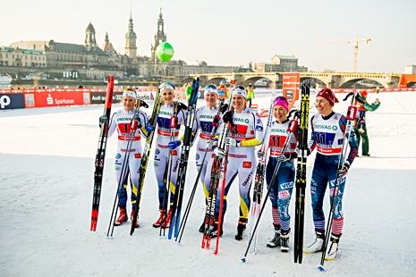 Hanna Falk, Stina Nilsson, Maja Dahlqvist, Ida Ingemarsdotter, Ida Sargent och Sophie Caldwell efter den rafflande sprintstafetten. FOTO: Vegard Wivestad Gr&ouml;tt/Bildbyr&aring;n.