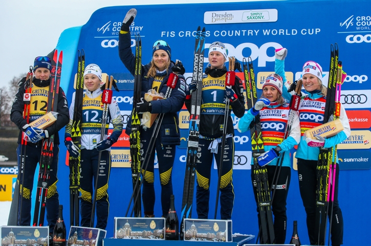Teamsprintpallen i Dresden: Ida Ingemarsdotter, Jonna Sundling , Stina Nilsson, Maja Dahlqvist, Maiken Caspersen Falla och Mari Eide. FOTO: GEPA pictures/Philipp Brem.