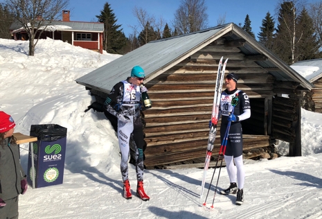 Pontus Nordström smakar segerns sötma under överinseende av Jimmie Johnsson efter fjolårets lopp. FOTO: Tomas Bredberg.