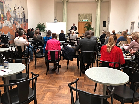Ante talar under ett seminarium i Riksdagshuset.