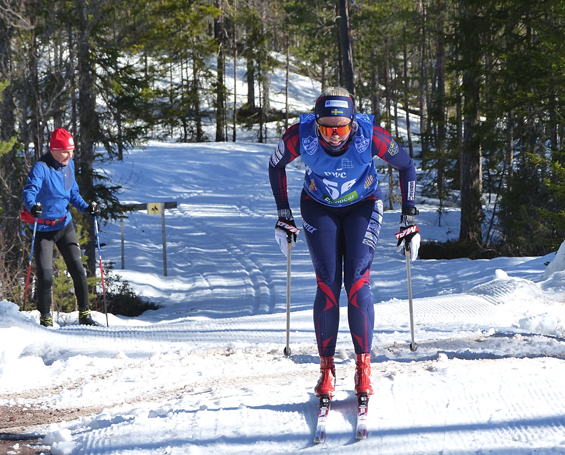 Sandra Olsson p&aring; v&auml;g vid passering S&aring;gdamsv&auml;gen strax efter Eldris. FOTO: Johan Trygg/L&auml;ngd.se.