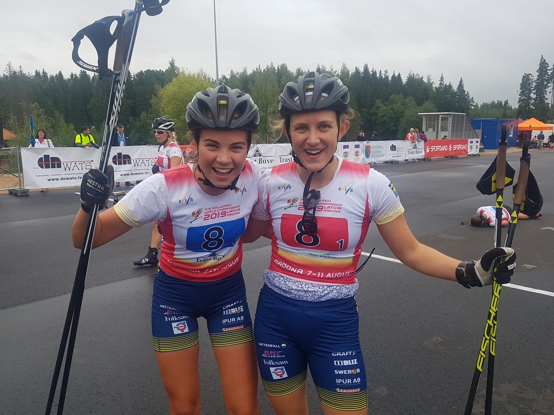 Sara Andersson och Nora Lignell jublar efter silver i stafetten. FOTO: Svenska skidf&ouml;rbundet.