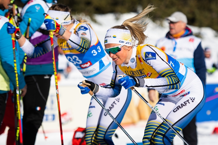 Frida Karlsson gjorde succ&eacute; i sin VM-debut med en femteplats. H&auml;r &auml;r hon bredvid Evelina Settlin, som blev 13:e, strax efter starten p&aring; loppet. FOTO: Joel Marklund/Bildbyr&aring;n.&nbsp;