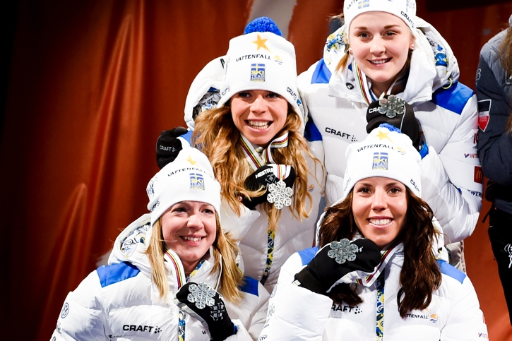 Maria tillsammans med Sofia Bleckur, Stina Nilsson och Charlotte Kalla efter VM-silvret i stafett i Falun 2015. FOTO: Nils Jakobsson/Bildbyr&aring;n.