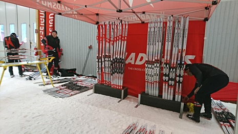 Det &auml;r m&aring;nga skidpar som ska testas igenom. FOTO: Madshus/Sportwin.