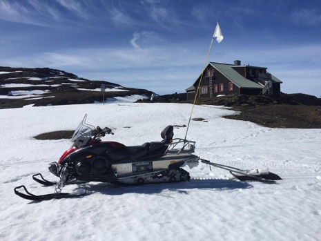 Sp&aring;rdragning med skoter och sp&aring;rk&auml;lke.