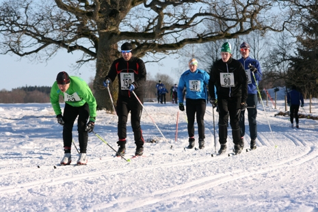 Ett g&auml;ng motion&auml;rer k&auml;mpar p&aring; under XL-Bygg Slingan 2015. FOTO: Sya Skidklubb.