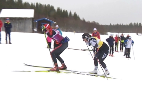 Britta precis i rygg p&aring; Smutna in i spurtbacken. FOTO: Fr&aring;n SVT:s s&auml;ndning.