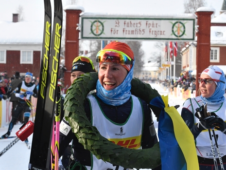 Katerina Smutná med lagerkransen. Till höger Laila Kveli som var trea i mål men diskades. FOTO: Vasaloppet.
