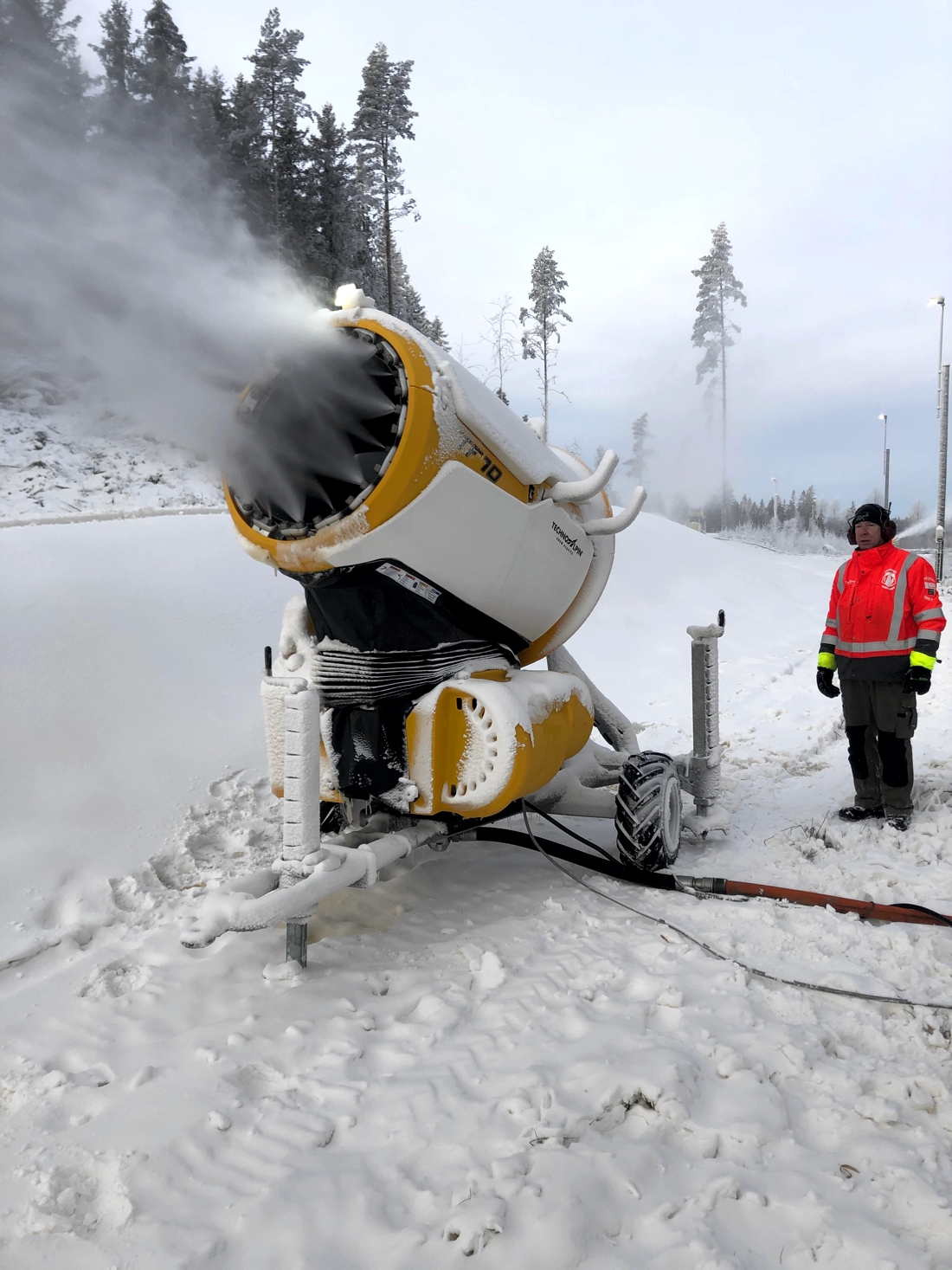 I Tranemo har man sprutat stora m&auml;ngder sn&ouml; de senaste dagarna. FOTO: Christian Olsson.