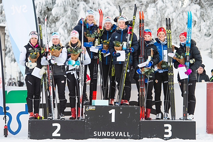 Emma Ribom, Lisa Vinsa och Charlotte Kalla, Piteå, Elina Rönnlund, Linn Sömskar och Jonna Sundling, IFK Umeå, samt Ida Lindkvist, Ida Dahl och Anna Dyvik, IFK Mora på prispallen efter damernas stafett. FOTO: Simon Hastegård/Bildbyrån.
