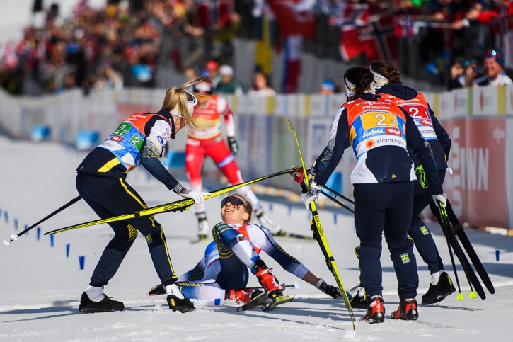 Frida, Charlotte och Ebba m&ouml;ter upp Stina precis bakom m&aring;llinjen. FOTO: Joel Marklund/Bildbyr&aring;n.