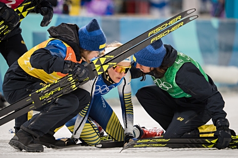 Ebba och Charlotte tar han om Stina direkt efter målgång. FOTO: Joel Marklund/Bildbyrån.
